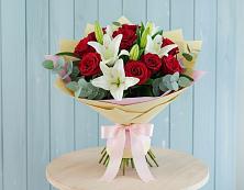 Букет цветов из:  Лилии и Розы в Кикерино
