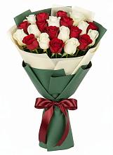 Букет Микс из красных и белых роз в Кикерино