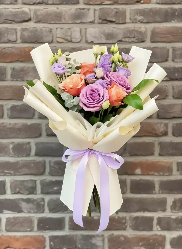 Букет цветов из: Лизиантусы и Розы в Кикерино