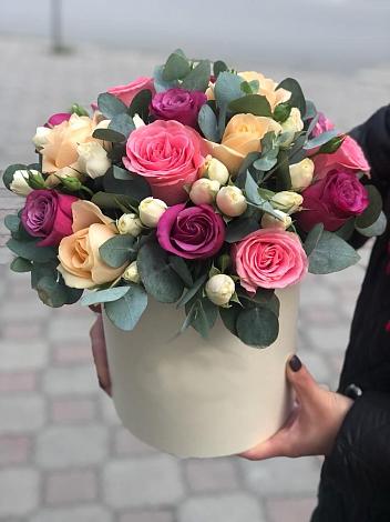 Цветочная композиция из Розы в шляпной коробке в Кикерино