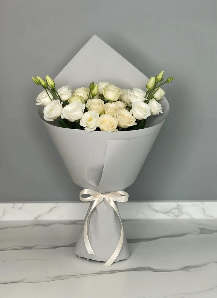 Букет цветов из: Розы и Лизиантусы в Кикерино