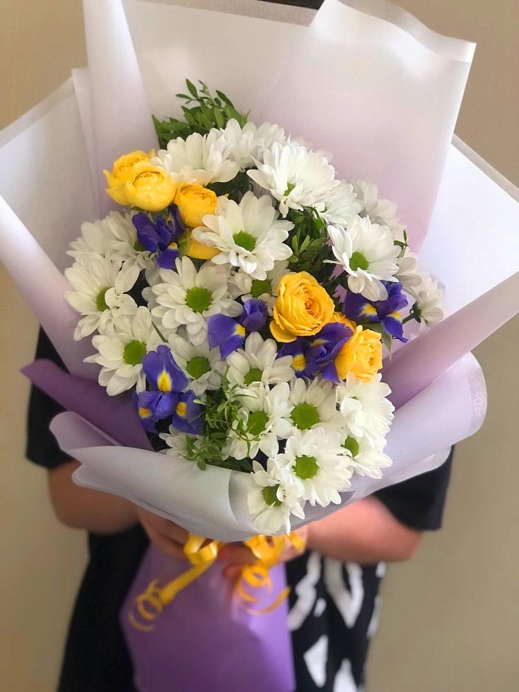 Букет цветов из: Ирисы, Хризантемы и Розы в Кикерино
