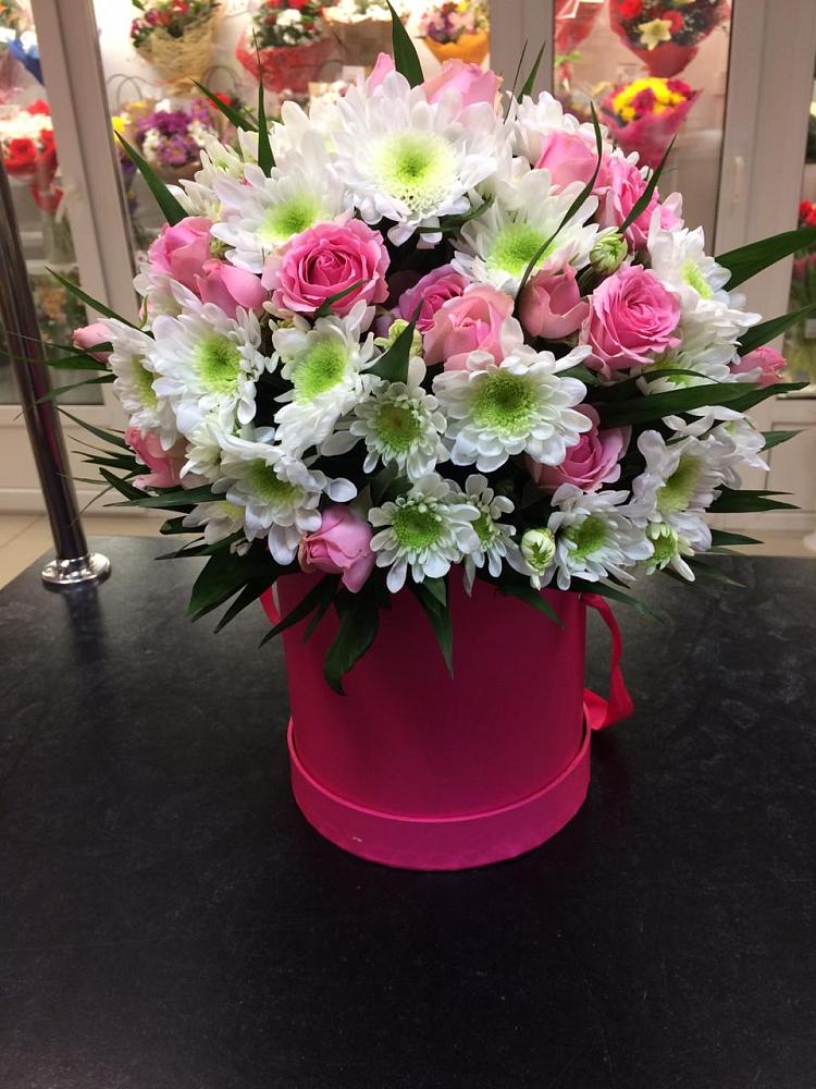 Цветочная композиция из Розы и Хризантемы в шляпной коробке в Кикерино