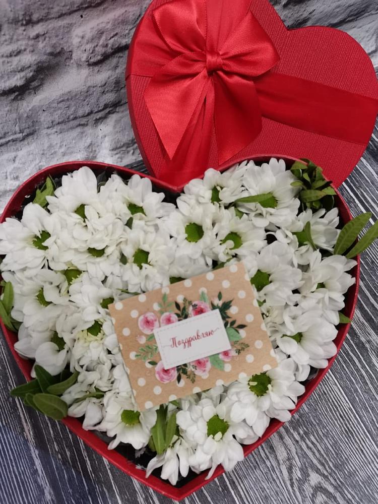 Цветочная композиция из Хризантемы в виде сердца в Кикерино