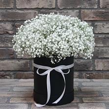 Цветочная композиция из Гипсофила в шляпной коробке в Кикерино
