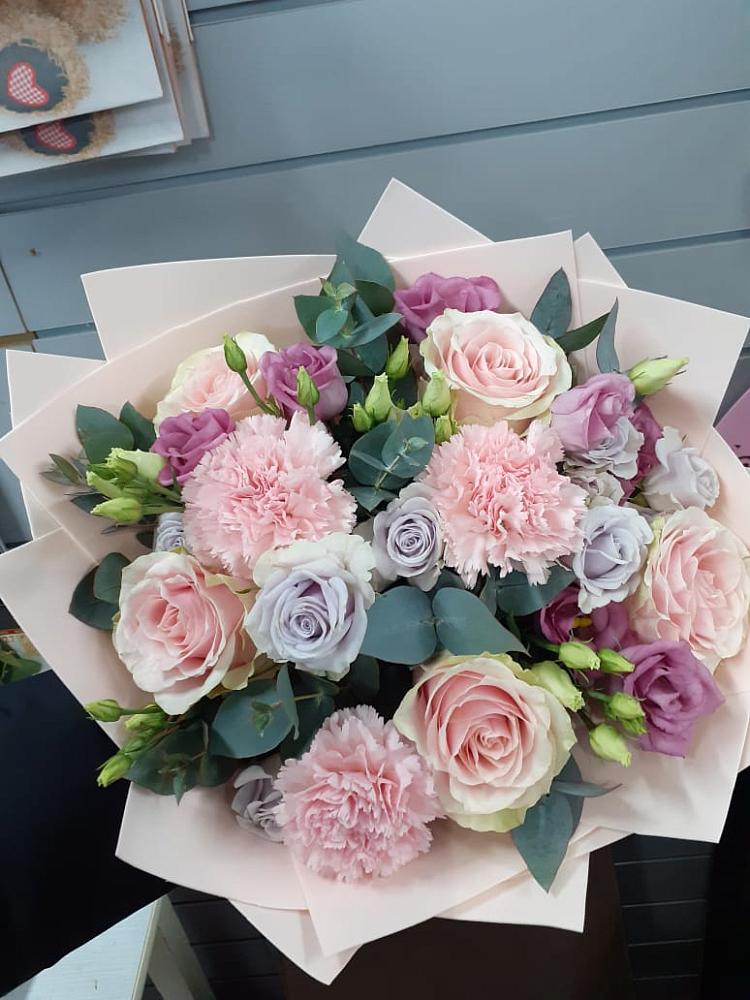 Букет цветов из: Розы, Гвоздики и Лизиантусы в Кикерино